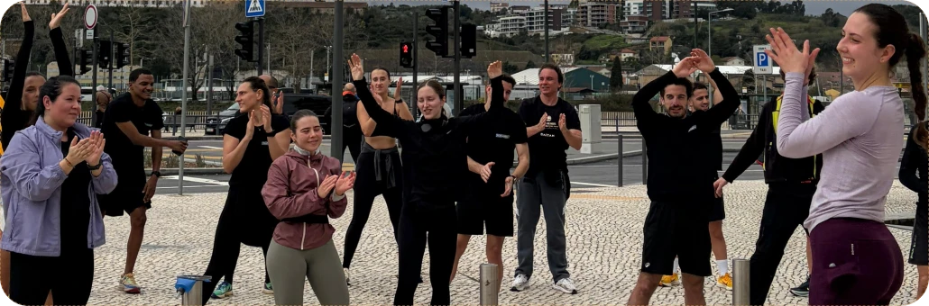Grupo de corrida comemorando na rua